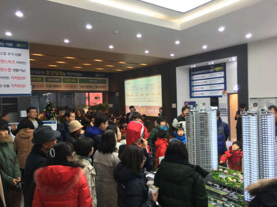 대우건설은 지난 24일 개관한 충주 센트럴 푸르지오 아파트 견본주택에 연휴기간 동안 2만3000명의 관람객이 방문했다고 27일 밝혔다. 이 아파트는 충주에서 처음 공급하는 푸르지오 브랜드로 총 661가구로 구성된다. 견본주택 내방객들이 아파트 모형을 살펴보고 있다.  대우건설 제공